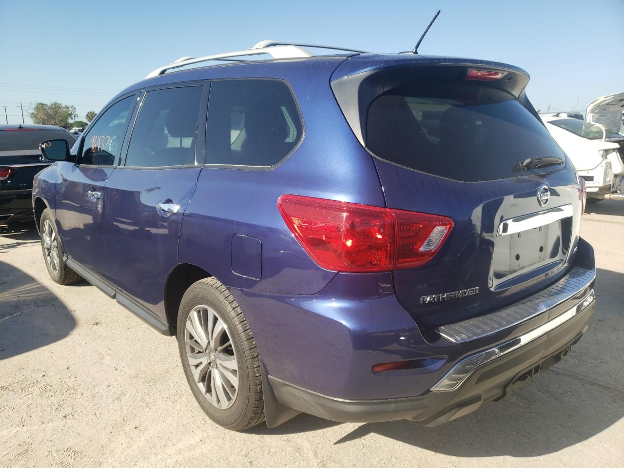 Photo 3 from auction – 2017 NISSAN PATHFINDER with VIN 5N1DR2MM0HC613838