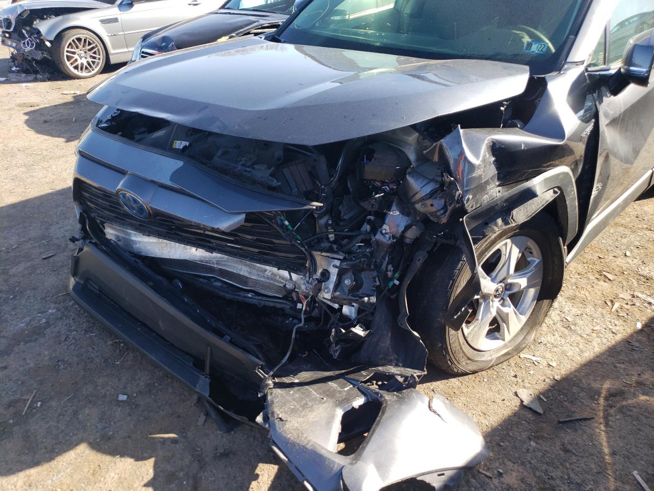 Photo 9 from auction – 2019 TOYOTA RAV4 XLE with VIN JTMRWRFVXKD029904