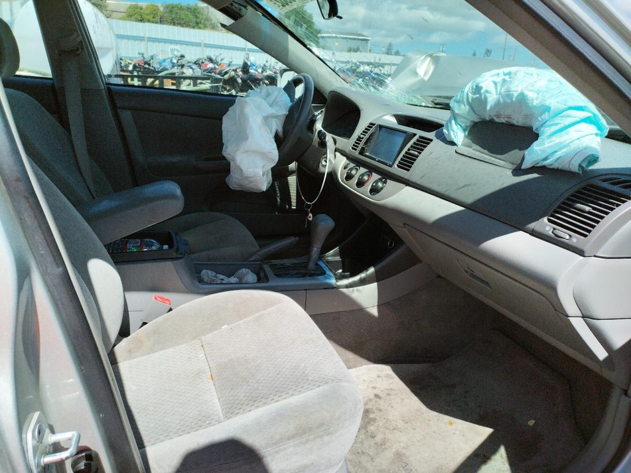 Photo 5 from auction – 2002 TOYOTA CAMRY LE with VIN 4T1BE32K92U055418