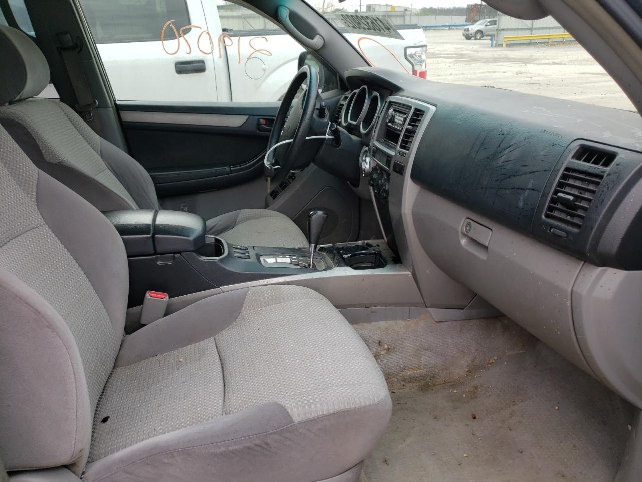 Photo 5 from auction – 2004 TOYOTA 4RUNNER SR with VIN JTEBU14R840046401