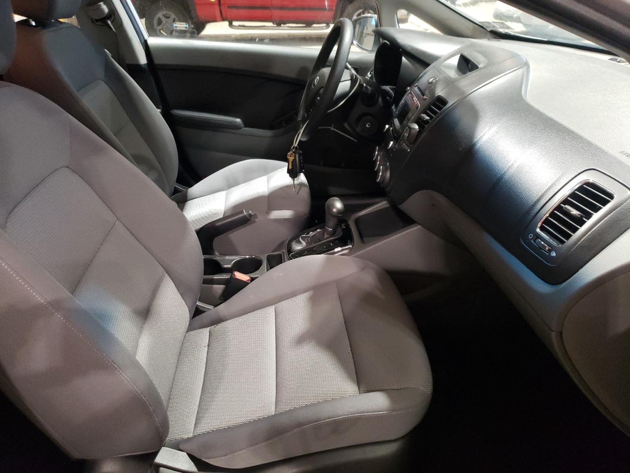 Photo 5 from auction – 2017 KIA FORTE LX with VIN 3KPFK4A7XHE055775