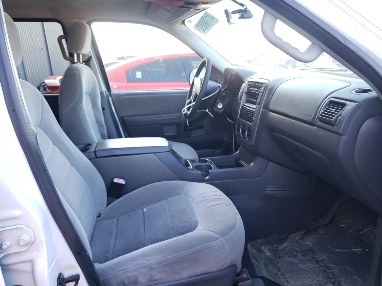 Photo 5 from auction – 2005 FORD EXPLORER with VIN 1FMZU63K95UC03170