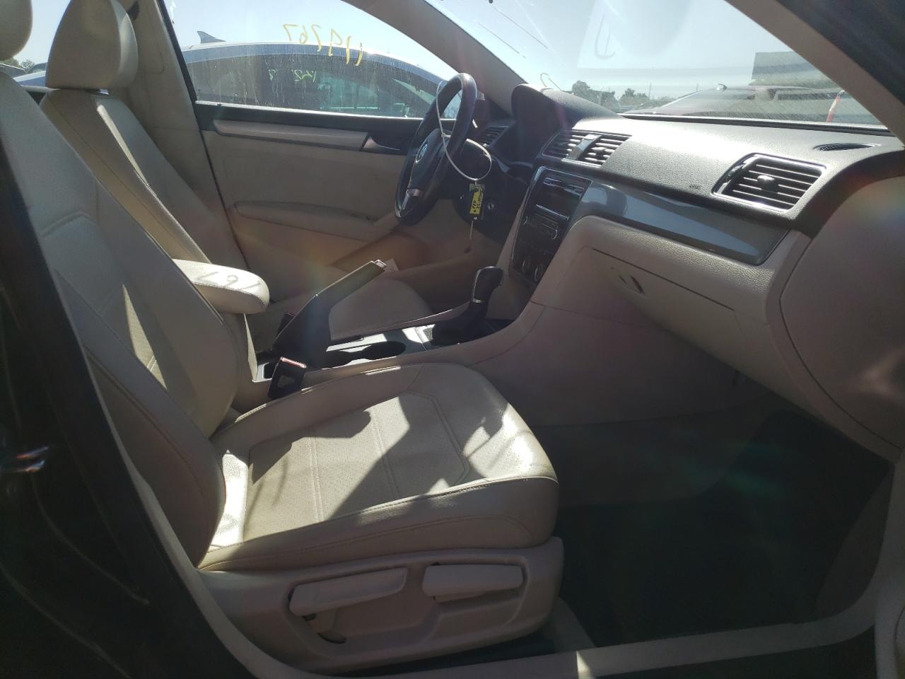 Photo 5 from auction – 2015 VOLKSWAGEN PASSAT S with VIN 1VWAS7A37FC068199