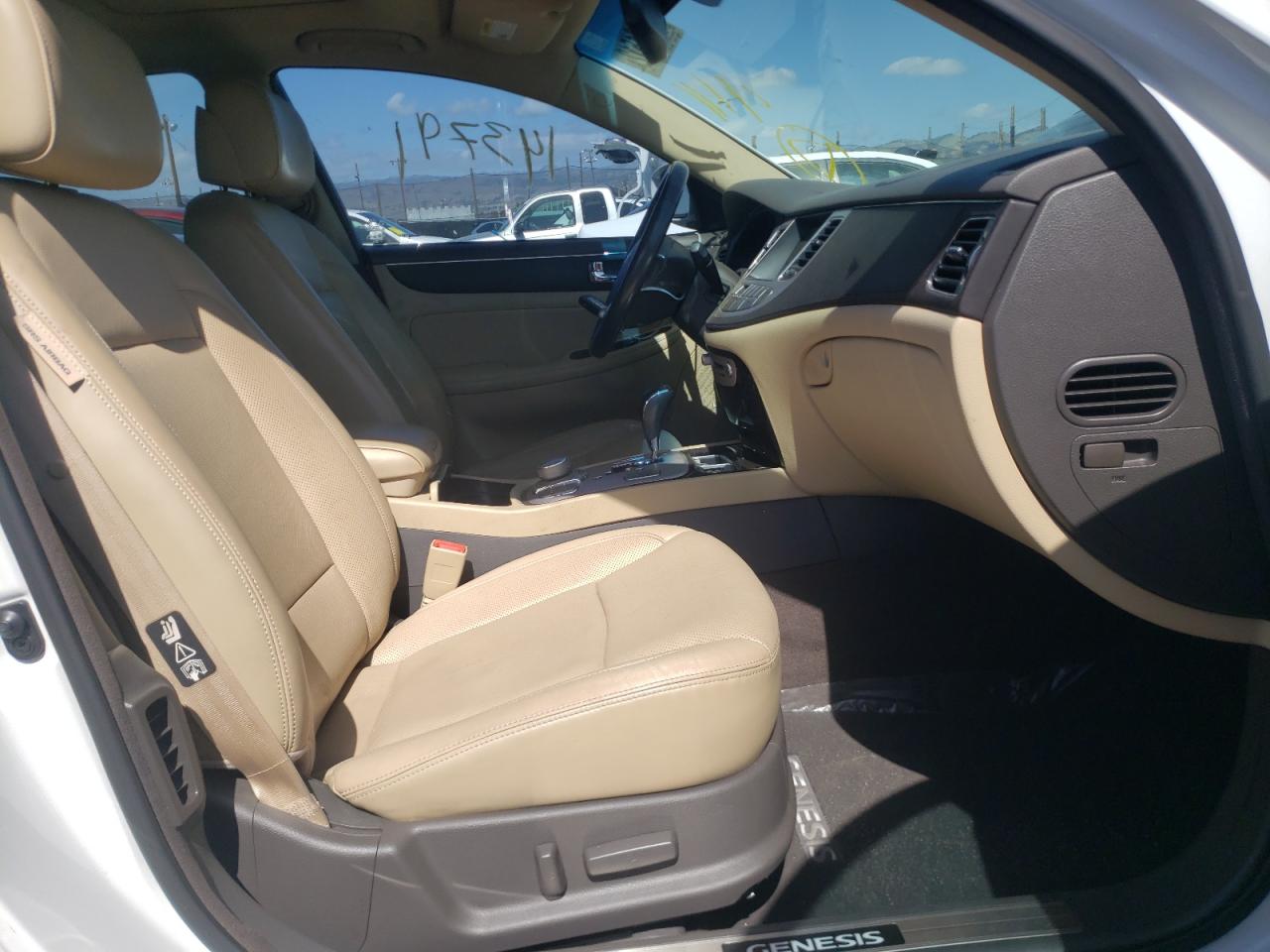 Photo 5 from auction – 2011 HYUNDAI GENESIS 4. with VIN KMHGC4DF1BU114575