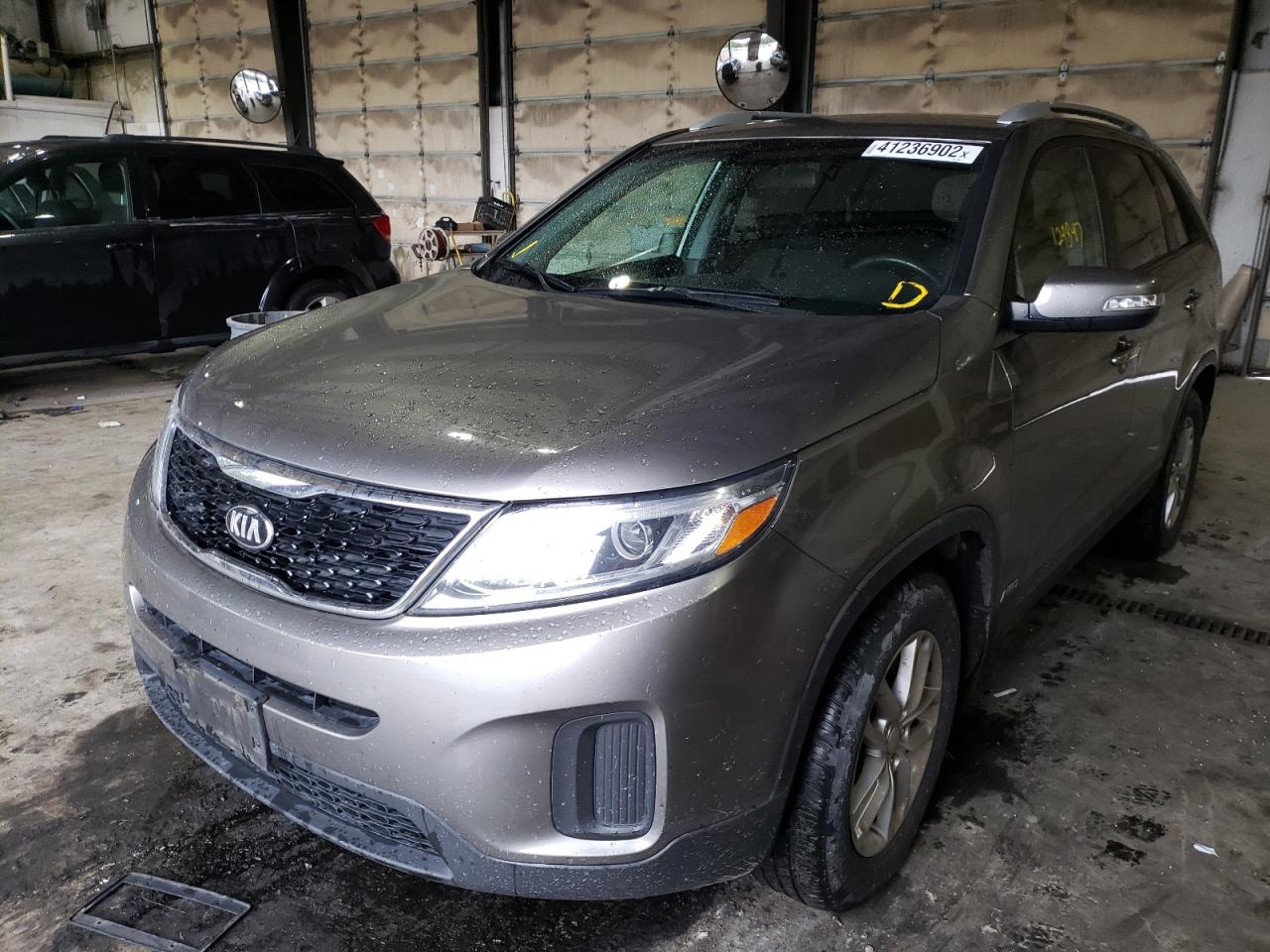 Photo 2 from auction – 2014 KIA SORENTO LX with VIN 5XYKTDA72EG425630