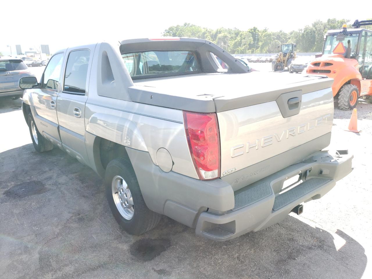 Photo 3 from auction – 2002 CHEVROLET AVALANCHE with VIN 3GNEC13T92G227685