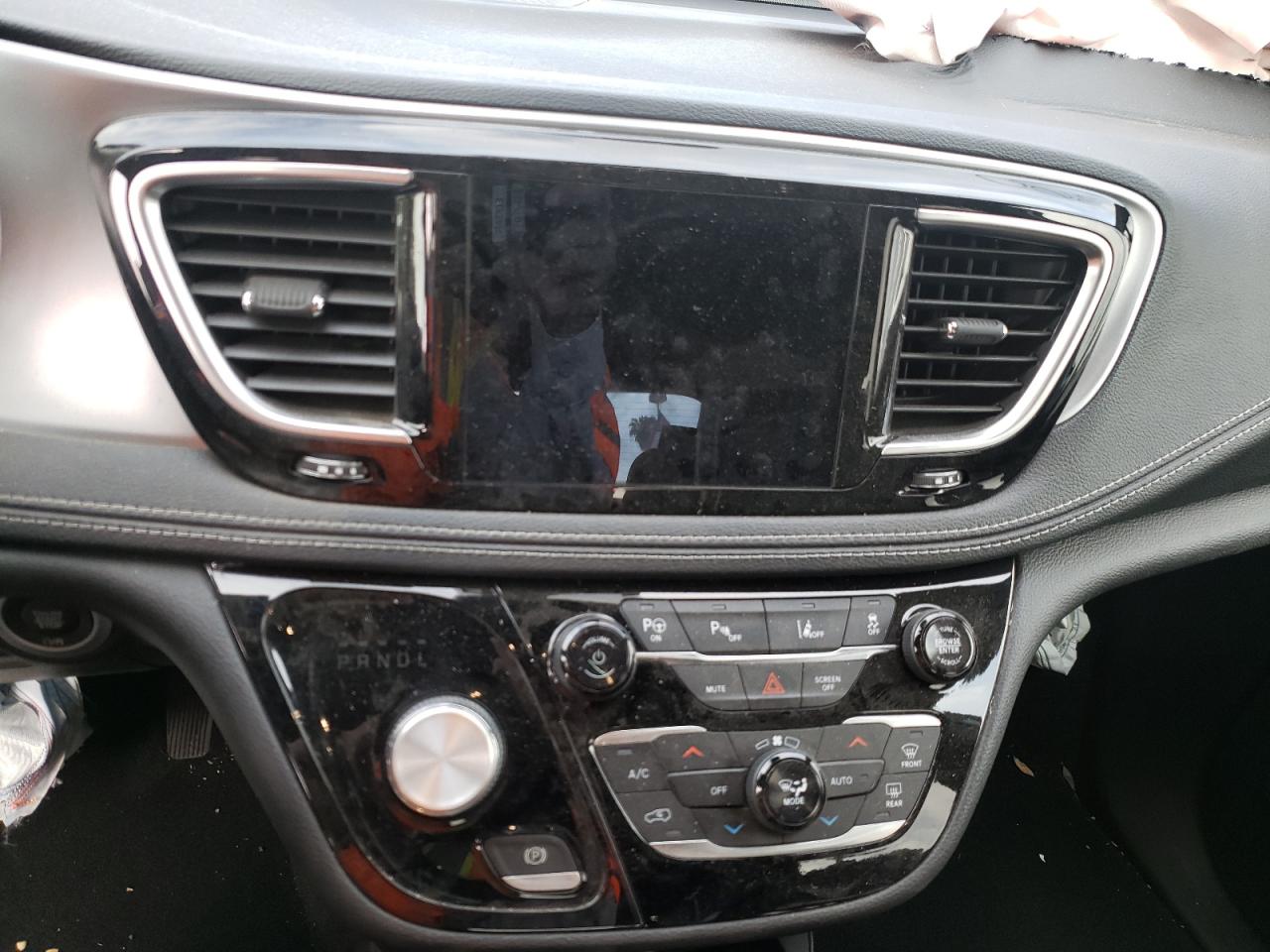 Photo 9 from auction – 2020 CHRYSLER PACIFICA H with VIN 2C4RC1N75LR135172