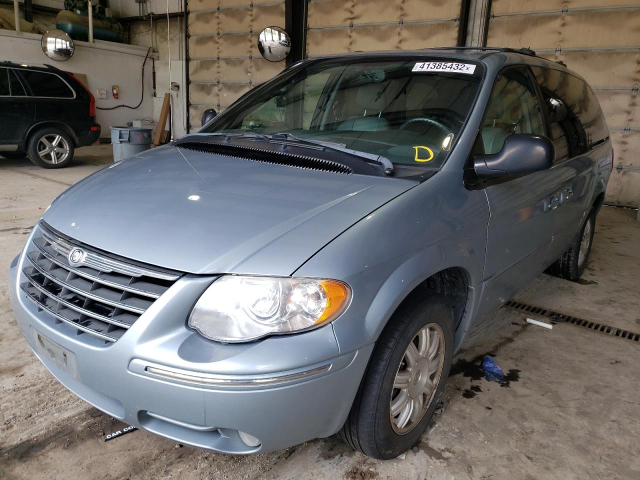 Photo 2 from auction – 2005 CHRYSLER TOWN & COU with VIN 2C4GP54L95R178224