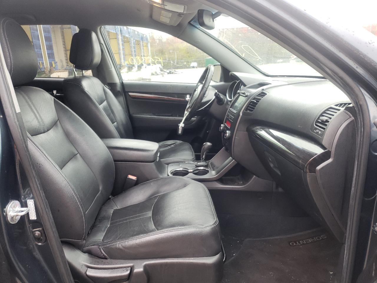Photo 5 from auction – 2011 KIA SORENTO EX with VIN 5XYKU4A29BG048131
