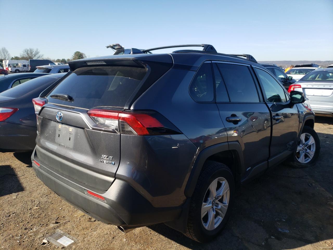 Photo 4 from auction – 2019 TOYOTA RAV4 XLE with VIN JTMRWRFVXKD029904