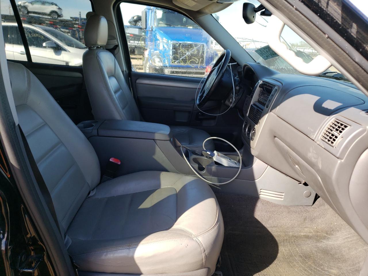 Photo 5 from auction – 2005 FORD EXPLORER X with VIN 1FMZU73E15UB11017