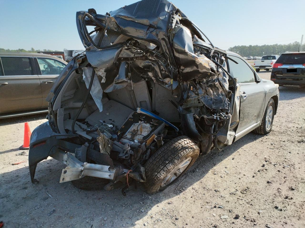 Photo 4 from auction – 2013 TOYOTA HIGHLANDER with VIN 5TDZA3EH9DS045705