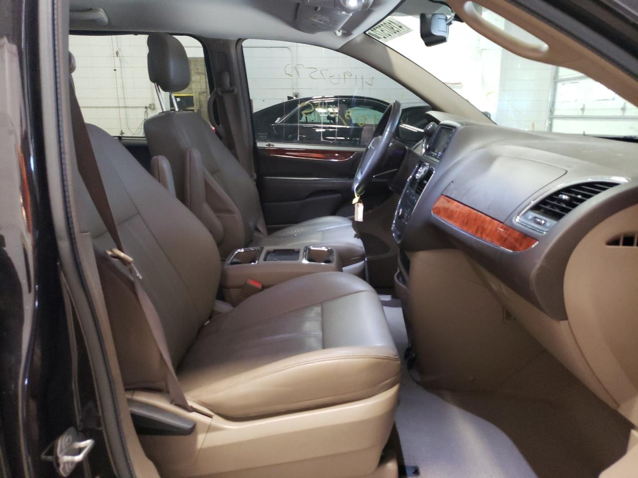Photo 5 from auction – 2015 CHRYSLER TOWN & COU with VIN 2C4RC1BG9FR627115