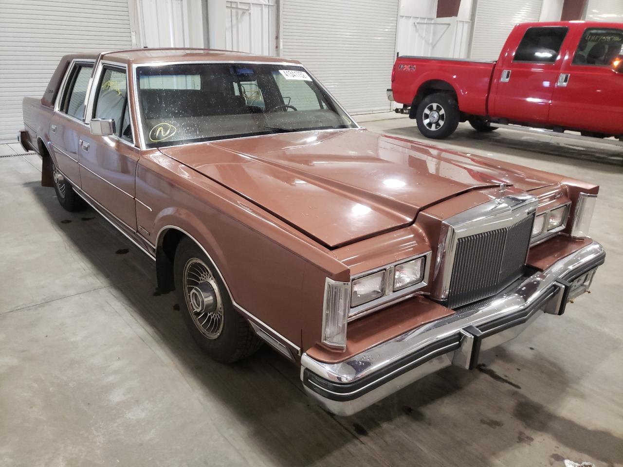 LINCOLN TOWN CAR 1982 with VIN 1LNBP94F0CY660290 - Photo from auction