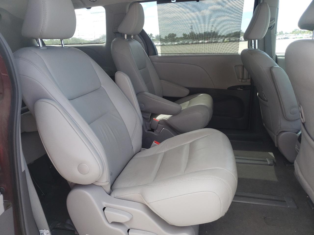 Photo 6 from auction – 2018 TOYOTA SIENNA XLE with VIN 5TDDZ3DC2JS203211