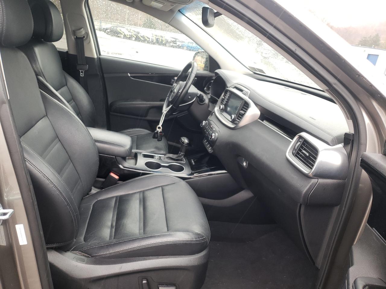 Photo 5 from auction – 2016 KIA SORENTO SX with VIN 5XYPKDA59GG096970