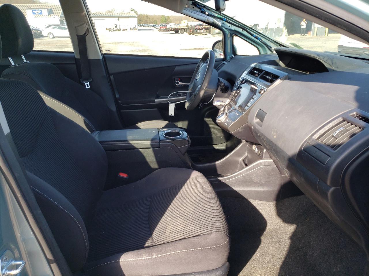 Photo 5 from auction – 2015 TOYOTA PRIUS V with VIN JTDZN3EU4FJ036184