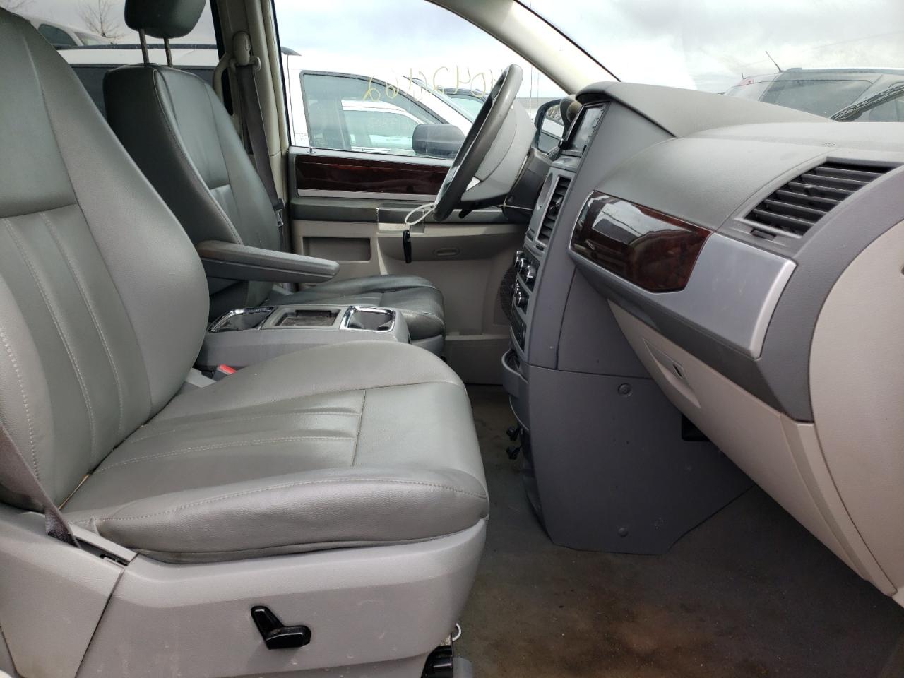 Photo 5 from auction – 2010 CHRYSLER TOWN & COU with VIN 2A4RR5D19AR178424