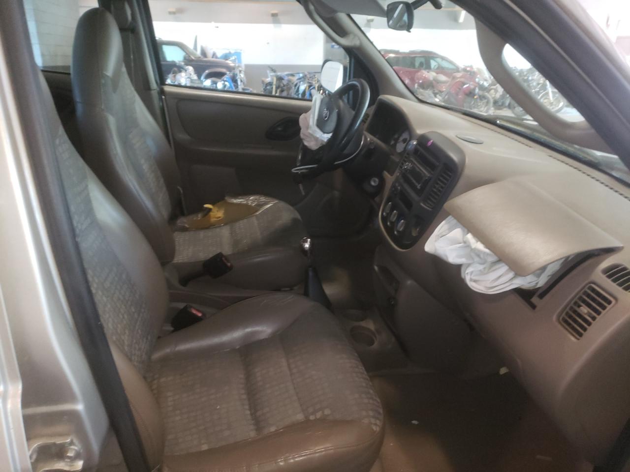 Photo 5 from auction – 2001 FORD ESCAPE XLS with VIN 1FMYU01B21KB73334