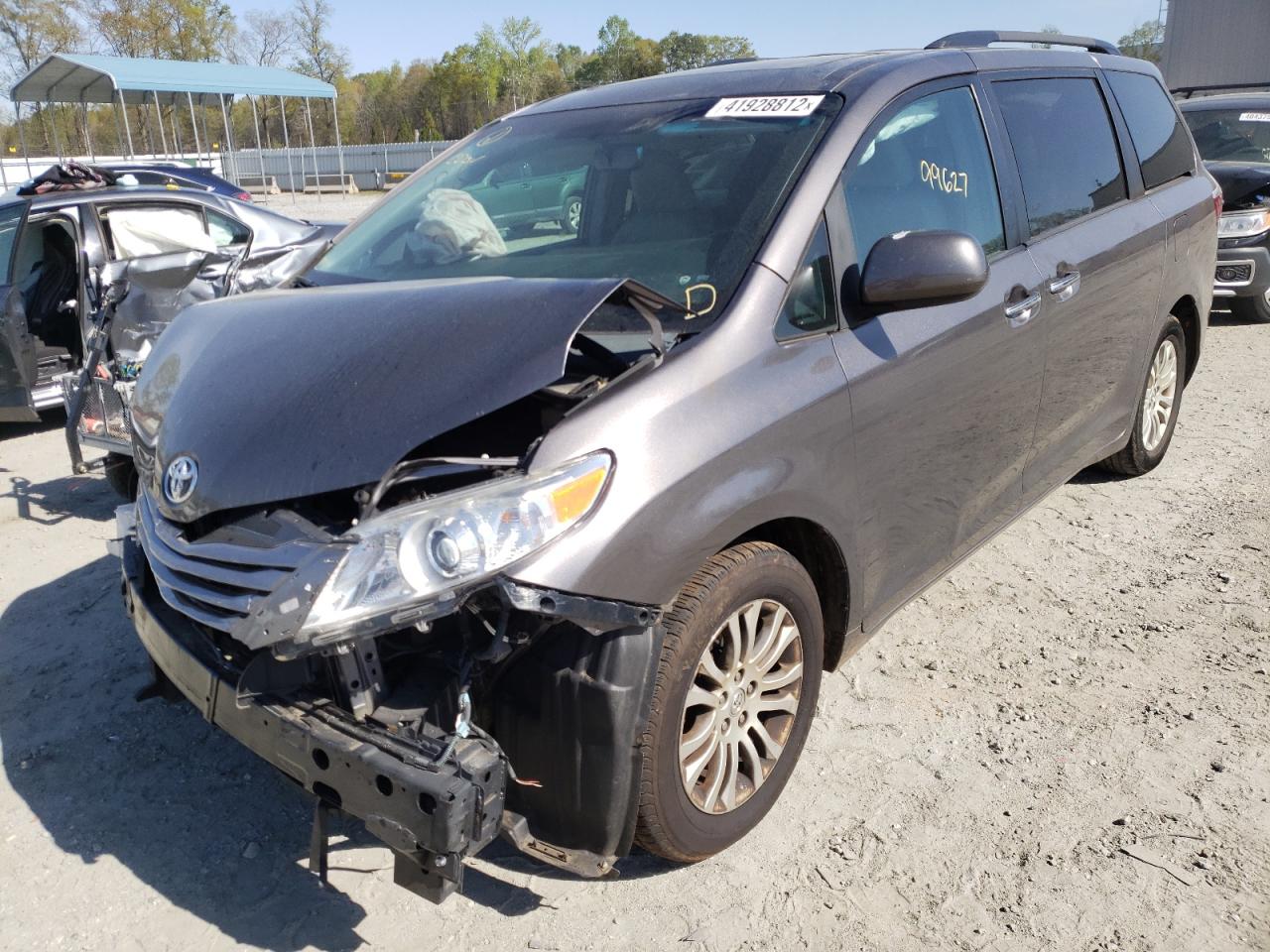 Photo 2 from auction – 2016 TOYOTA SIENNA XLE with VIN 5TDYK3DC2GS699125