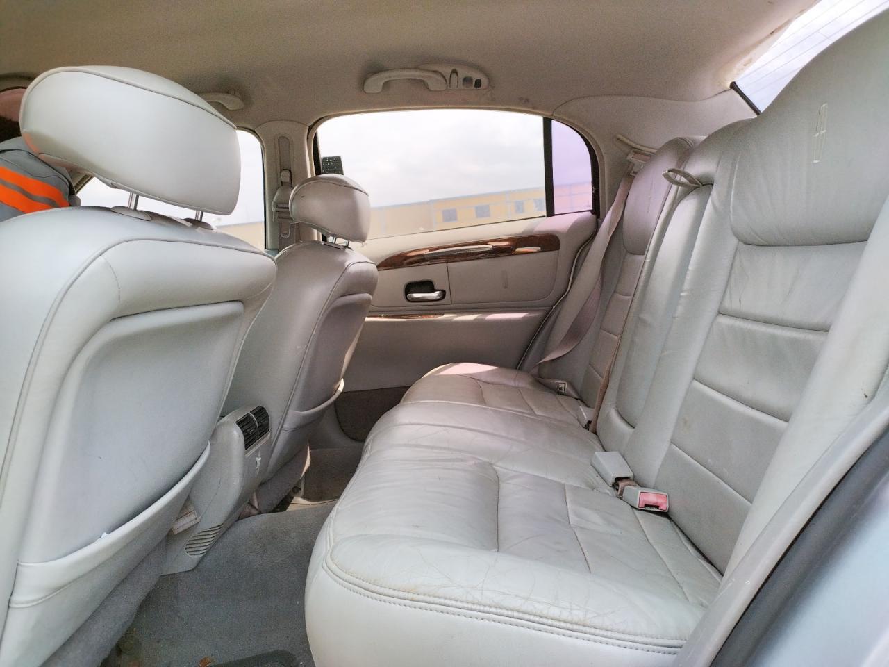 Photo 6 from auction – 2001 LINCOLN TOWN CAR E with VIN 1LNHM81W91Y735549