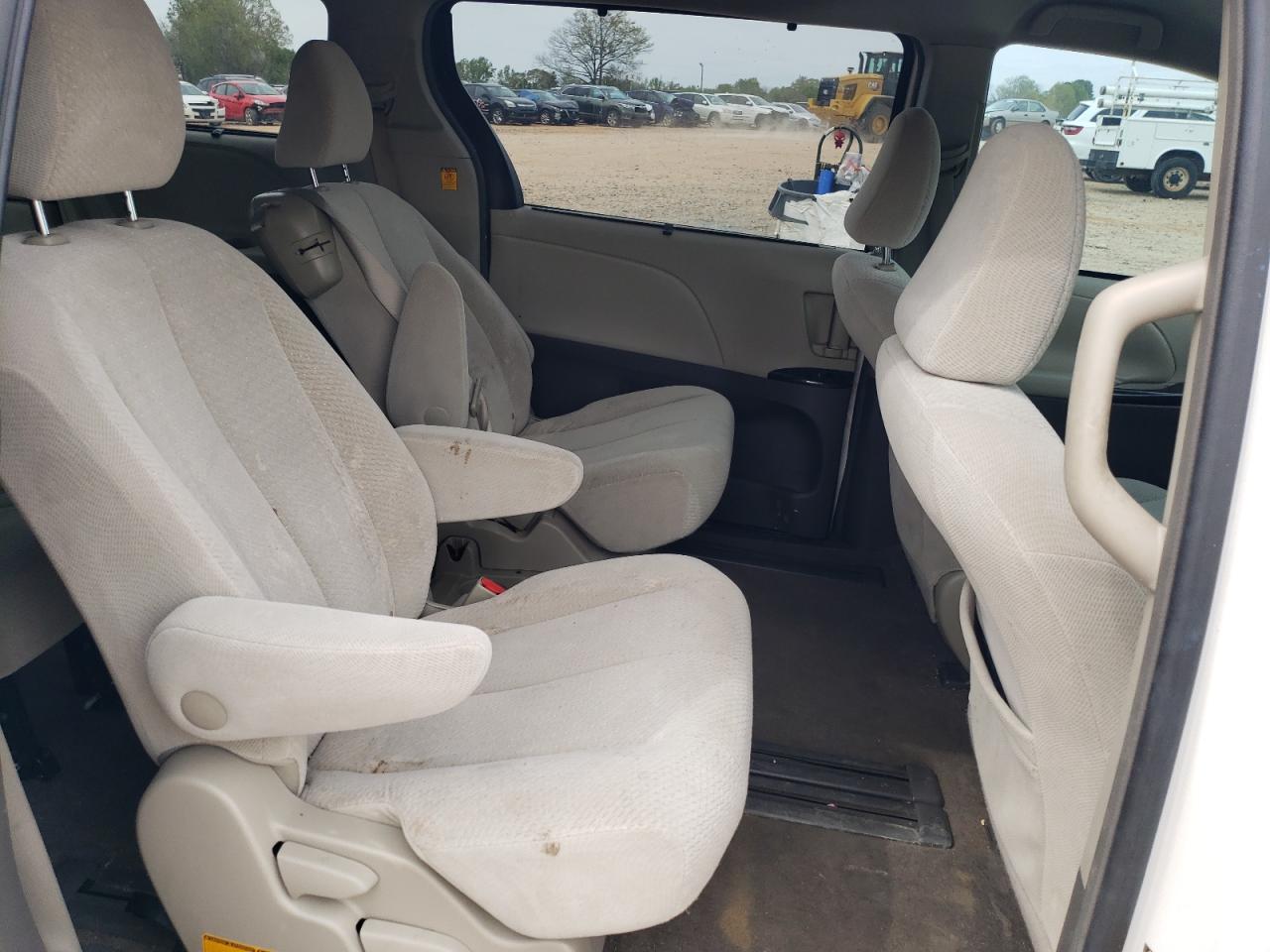 Photo 6 from auction – 2011 TOYOTA SIENNA LE with VIN 5TDKK3DC4BS124295