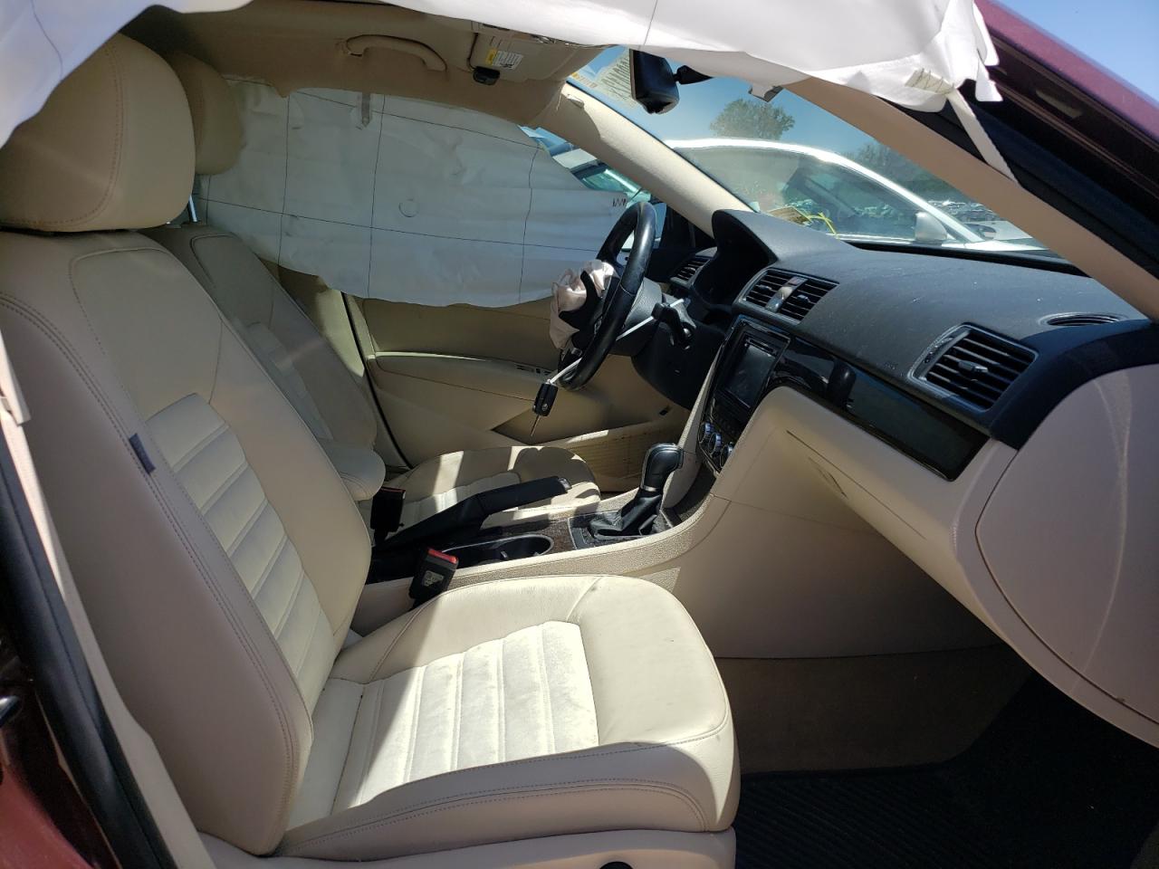 Photo 5 from auction – 2014 VOLKSWAGEN PASSAT SEL with VIN 1VWCN7A32EC093302