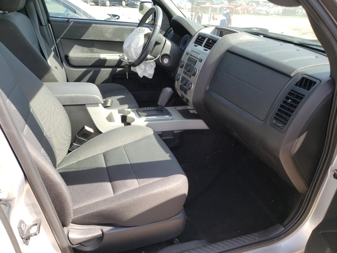 Photo 5 from auction – 2010 FORD ESCAPE XLT with VIN 1FMCU9D73AKD09900
