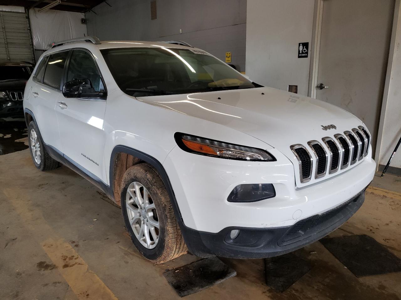 JEEP CHEROKEE L 2015 with VIN 1C4PJLCB2FW536335 - Photo from auction