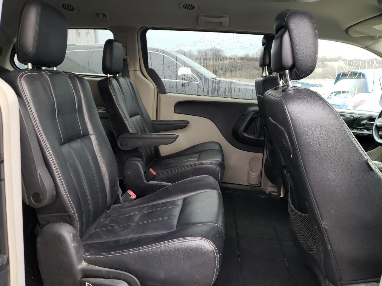 Photo 6 from auction – 2015 CHRYSLER TOWN & COU with VIN 2C4RC1AG6FR675981