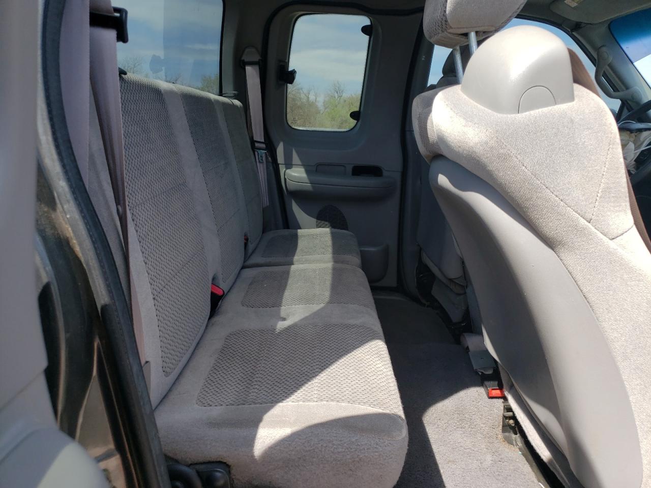 Photo 6 from auction – 2002 FORD F150 with VIN 1FTRX18L32NA84909