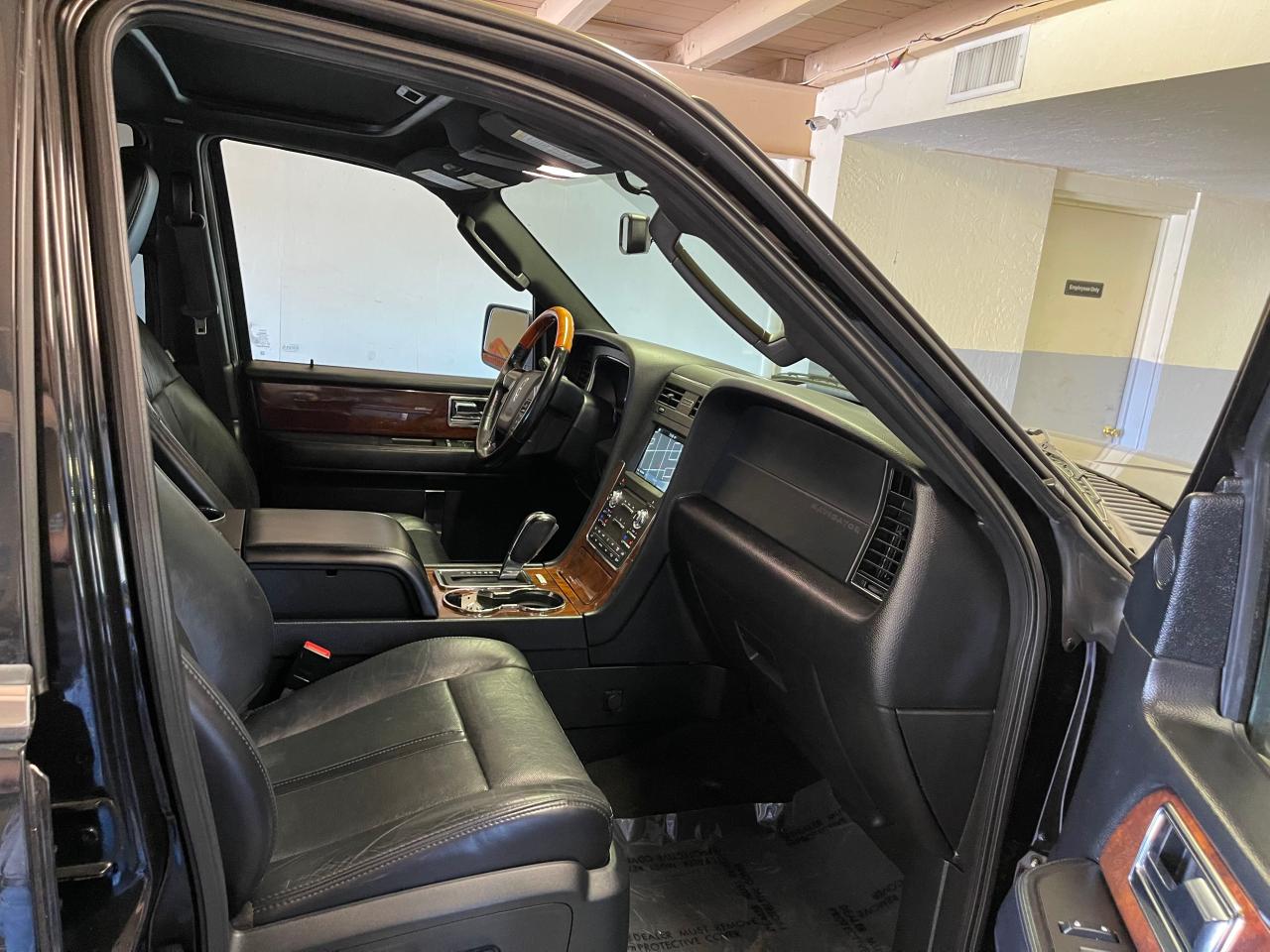 Photo 5 from auction – 2016 LINCOLN NAVIGATOR with VIN 5LMJJ3JT7GEL08638