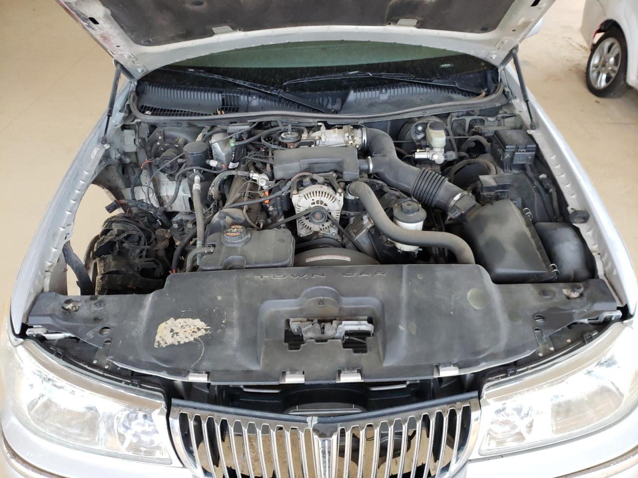 Photo 7 from auction – 2000 LINCOLN TOWN CAR S with VIN 1LNHM82W2YY784665