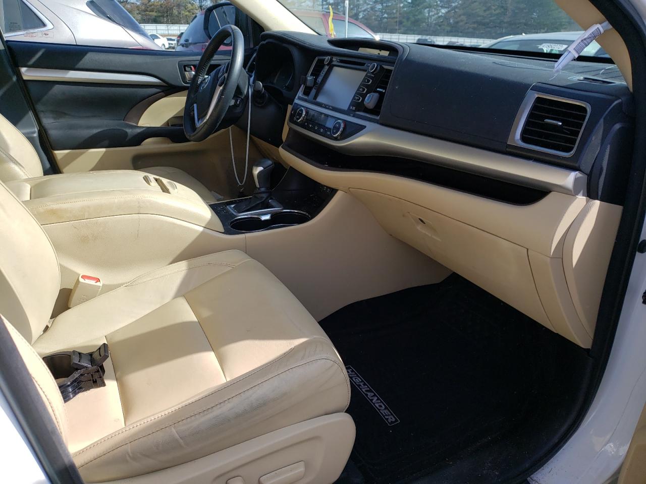 Photo 5 from auction – 2017 TOYOTA HIGHLANDER with VIN 5TDJGRFH8HS027859