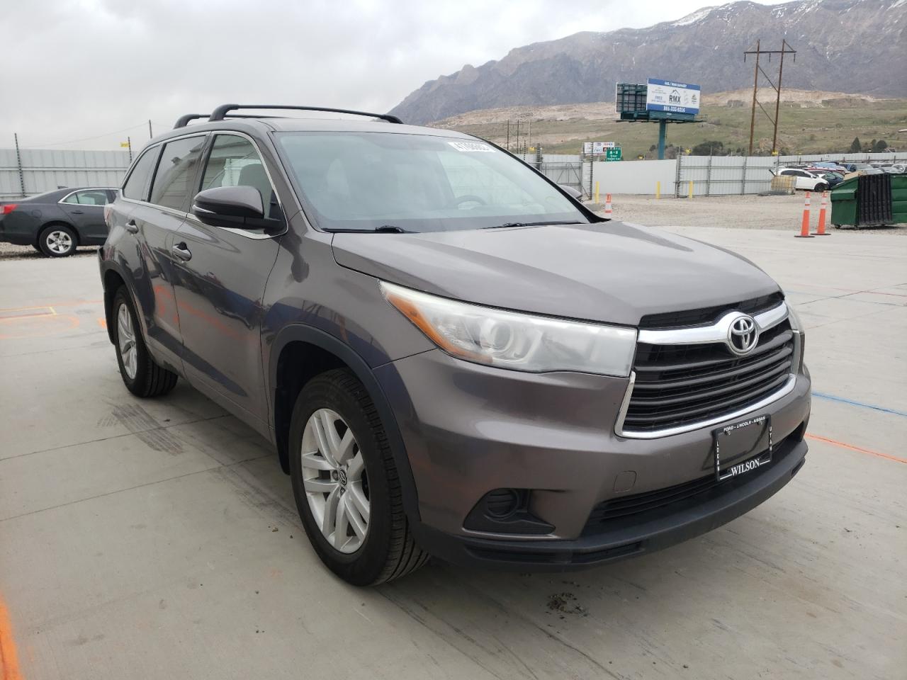 TOYOTA HIGHLANDER 2016 with VIN 5TDBKRFH6GS262312 - Photo from auction