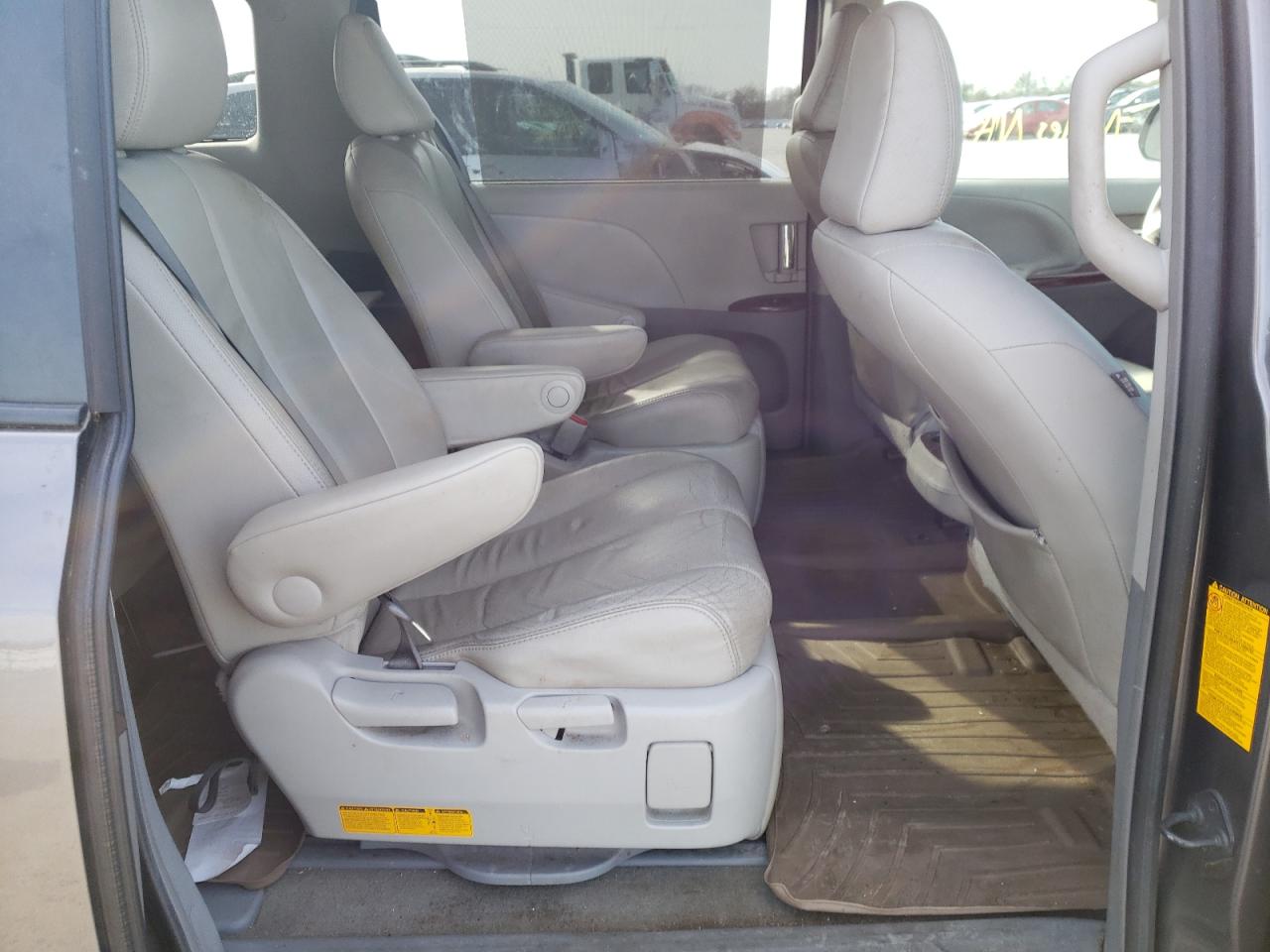 Photo 6 from auction – 2013 TOYOTA SIENNA XLE with VIN 5TDDK3DC1DS066786
