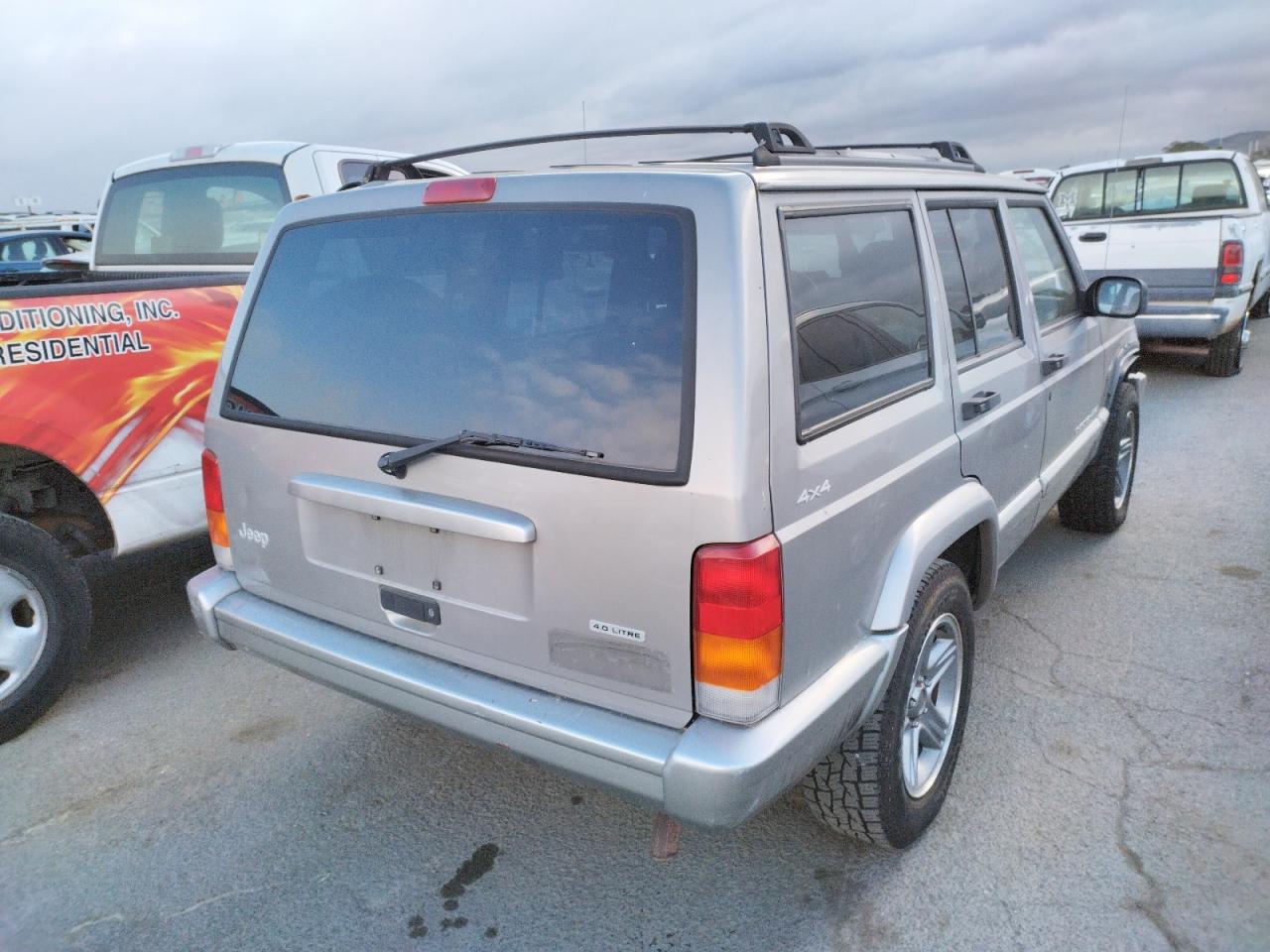 Photo 4 from auction – 2001 JEEP CHEROKEE C with VIN 1J4FF58S31L521218