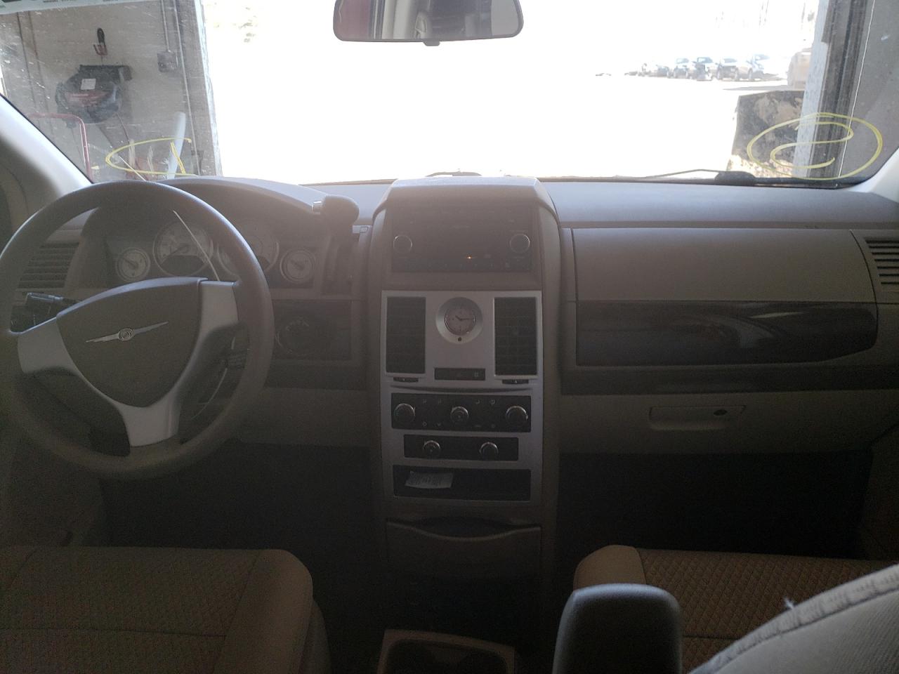 Photo 9 from auction – 2010 CHRYSLER TOWN & COU with VIN 2A4RR4DE2AR288051