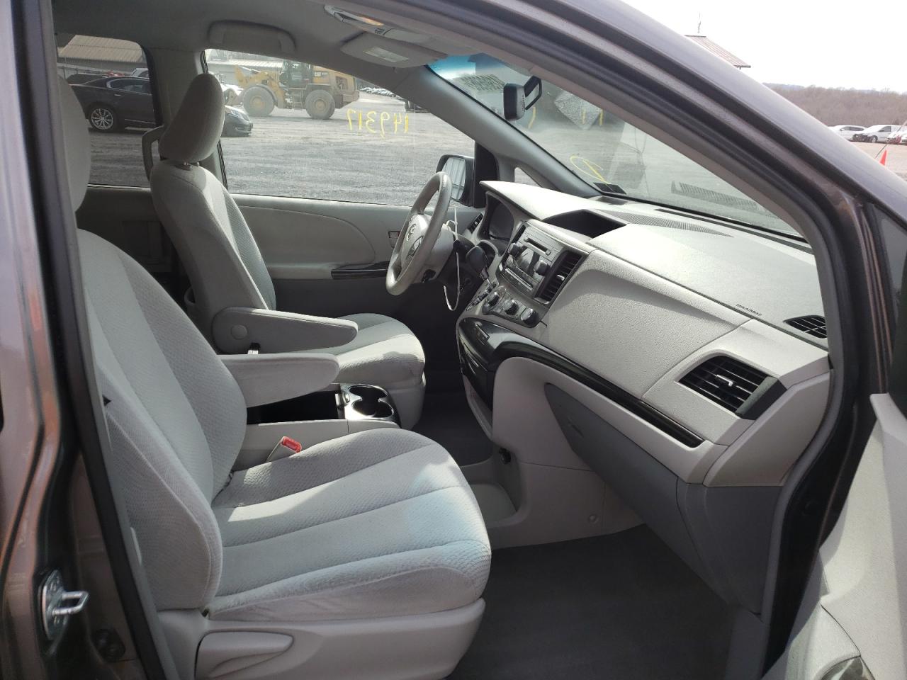 Photo 5 from auction – 2011 TOYOTA SIENNA LE with VIN 5TDKK3DC9BS041705