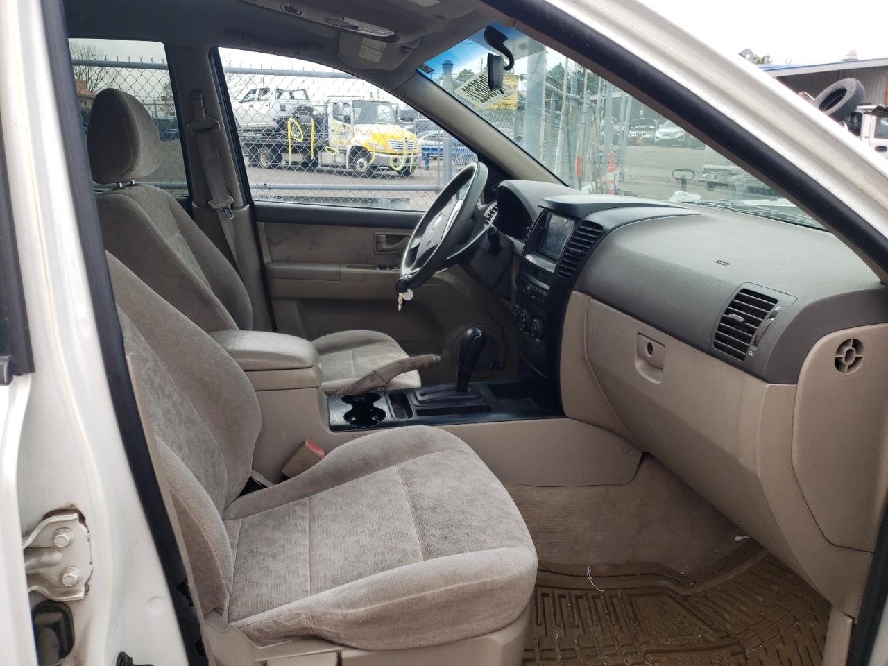 Photo 5 from auction – 2004 KIA SORENTO EX with VIN KNDJD733945194804