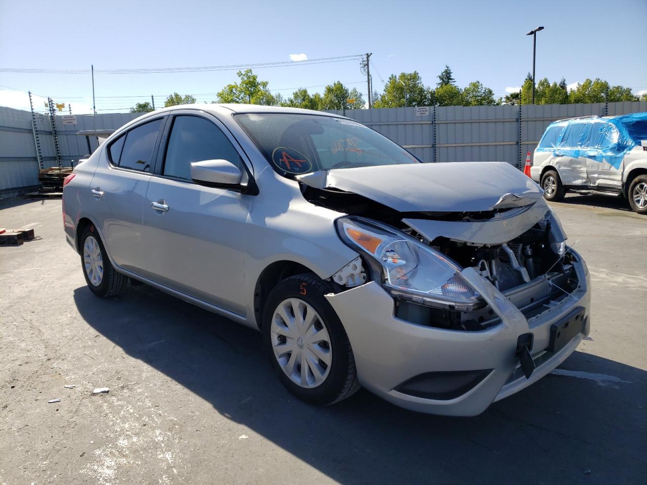 NISSAN VERSA S 2016 مع رقم تعريف المركبة 3N1CN7AP2GL879004 - صورة من المزاد