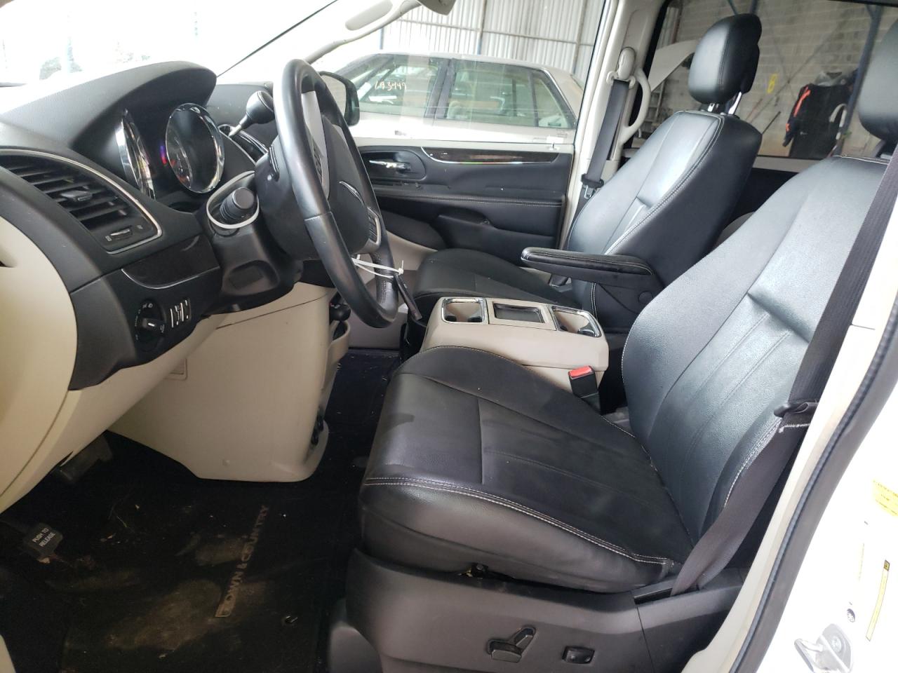 Photo 5 from auction – 2016 CHRYSLER TOWN & COU with VIN 2C4RC1BG1GR268330
