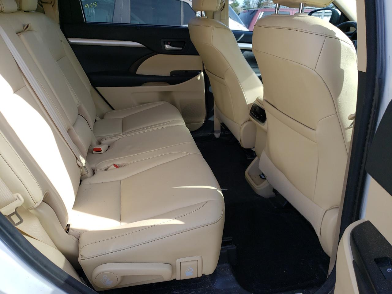 Photo 6 from auction – 2017 TOYOTA HIGHLANDER with VIN 5TDJGRFH8HS027859