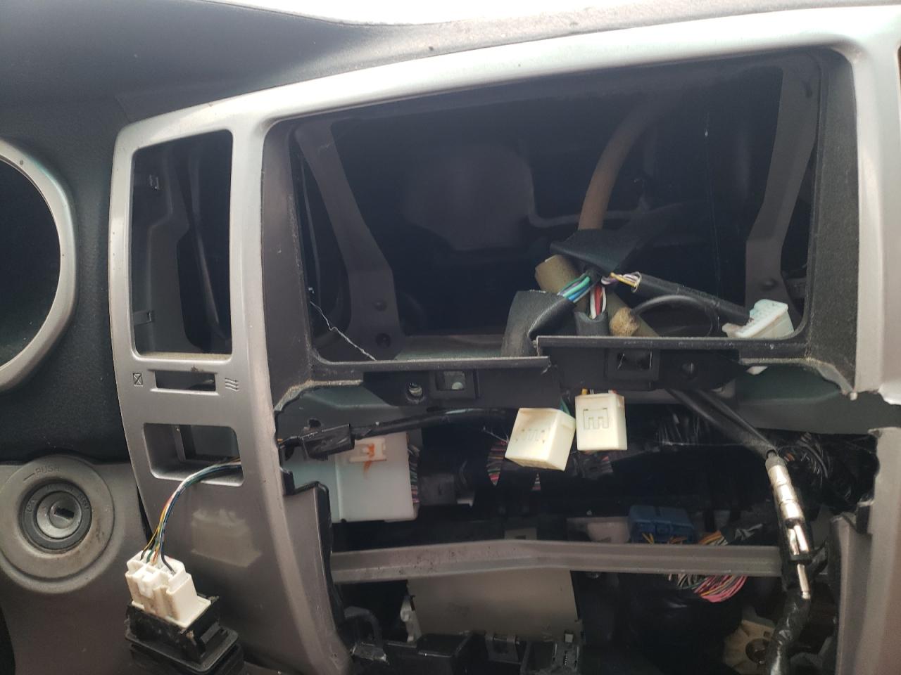 Photo 9 from auction – 2005 TOYOTA 4RUNNER SR with VIN JTEZU14R350054969