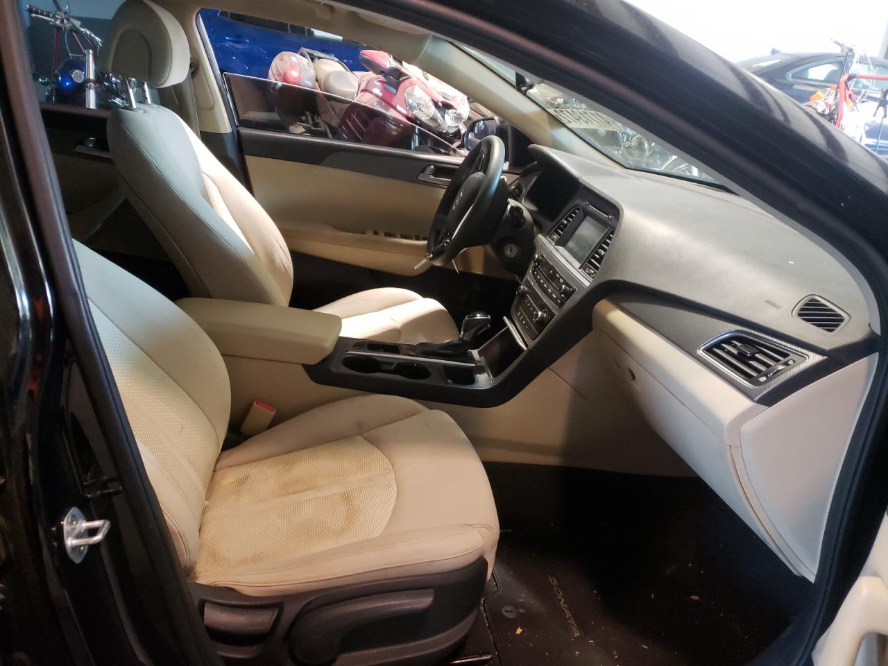 Photo 5 from auction – 2017 HYUNDAI SONATA SE with VIN 5NPE24AF6HH467285