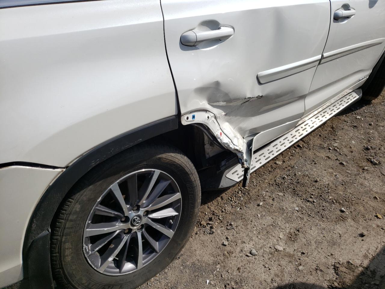 Photo 9 from auction – 2017 TOYOTA HIGHLANDER with VIN 5TDJGRFH8HS027859