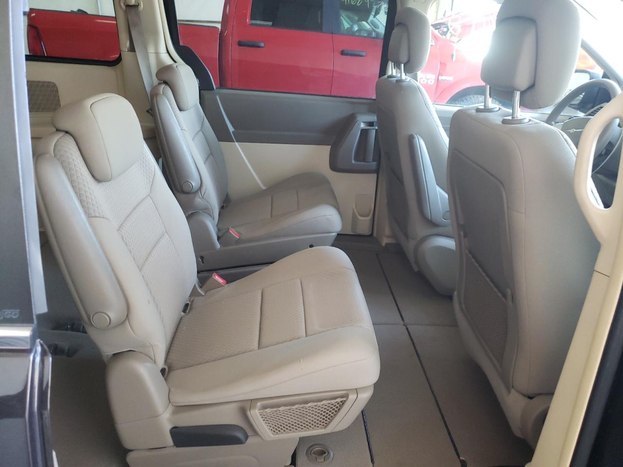 Photo 6 from auction – 2010 CHRYSLER TOWN & COU with VIN 2A4RR4DE2AR288051