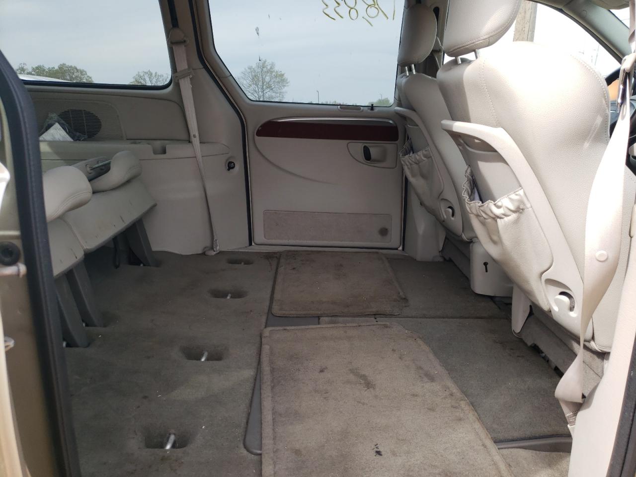 Photo 6 from auction – 2005 CHRYSLER TOWN & COU with VIN 2C8GP64L15R545377