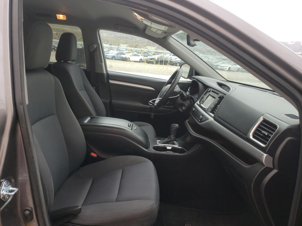 Photo 5 from auction – 2016 TOYOTA HIGHLANDER with VIN 5TDBKRFH6GS262312