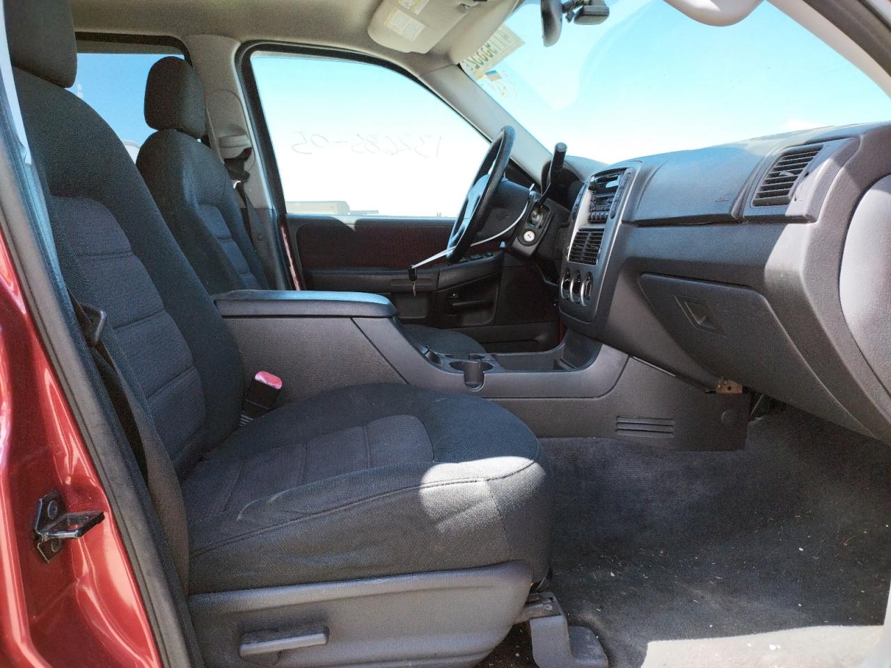 Photo 5 from auction – 2005 FORD EXPLORER X with VIN 1FMZU73K35UA93285